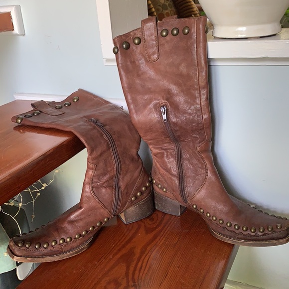 Beautiful leather boots with brass studs - Picture 2 of 9